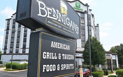 Cheers to 50 years: As the last Bennigan’s in Illinois, Elgin restaurant keeps brand’s tradition of Irish hospitality alive